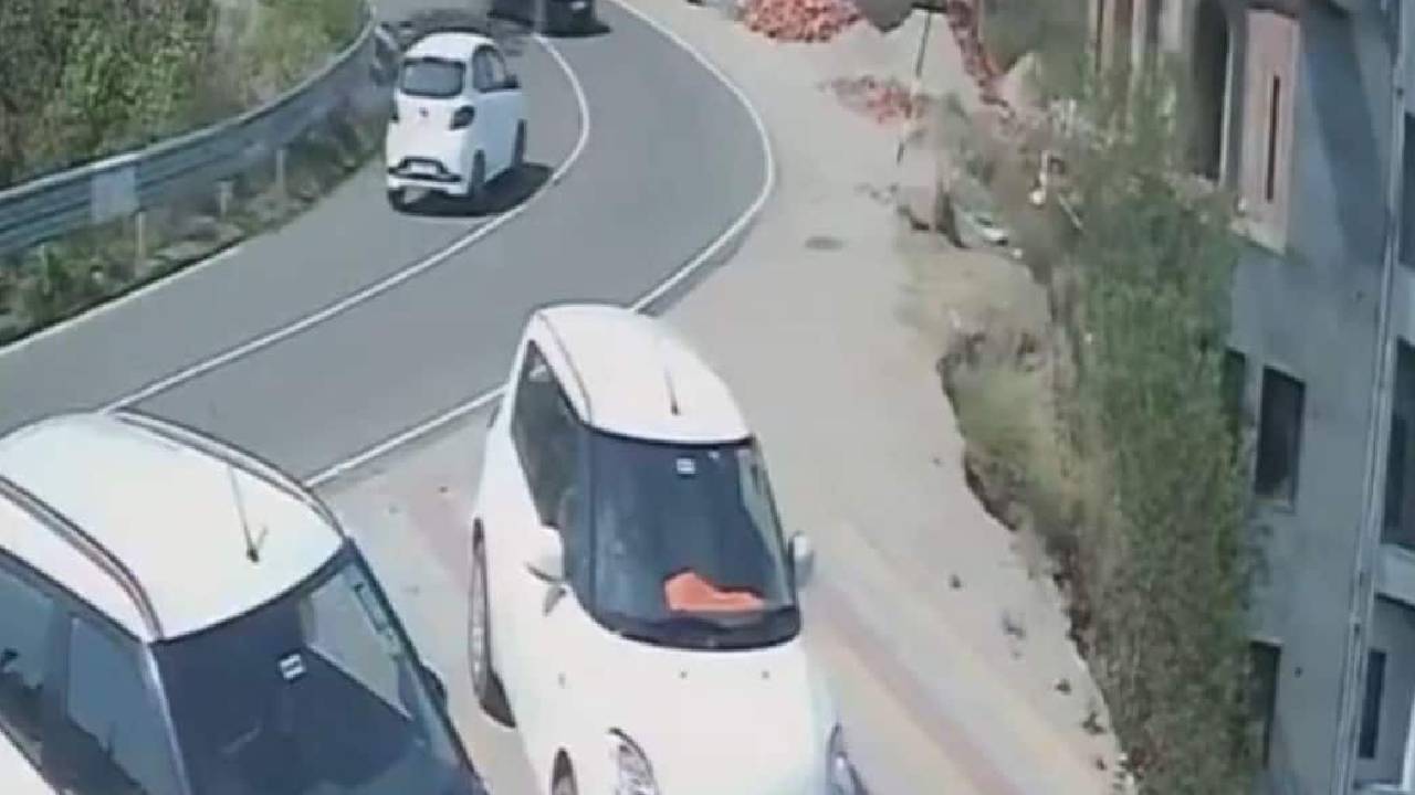 Himachal Pradesh | హిమాచల్ ప్రదేశ్‌లో లోయలో పడ్డ కారు.. మంటలు అంటుకుని ఇద్దరు మృతి