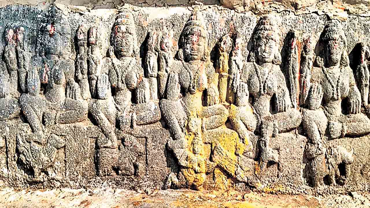 చారగొండలో మూడు చారిత్రక శిల్పాల గుర్తింపు.. కొత్త తెలంగాణ చరిత్ర బృందం వెల్లడి