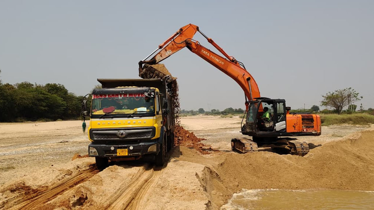 WALTA Act | వాల్టా చట్టానికి తూట్లు.. హిటాచీ వాహనాలతో ఇసుక అక్రమ లోడింగ్‌