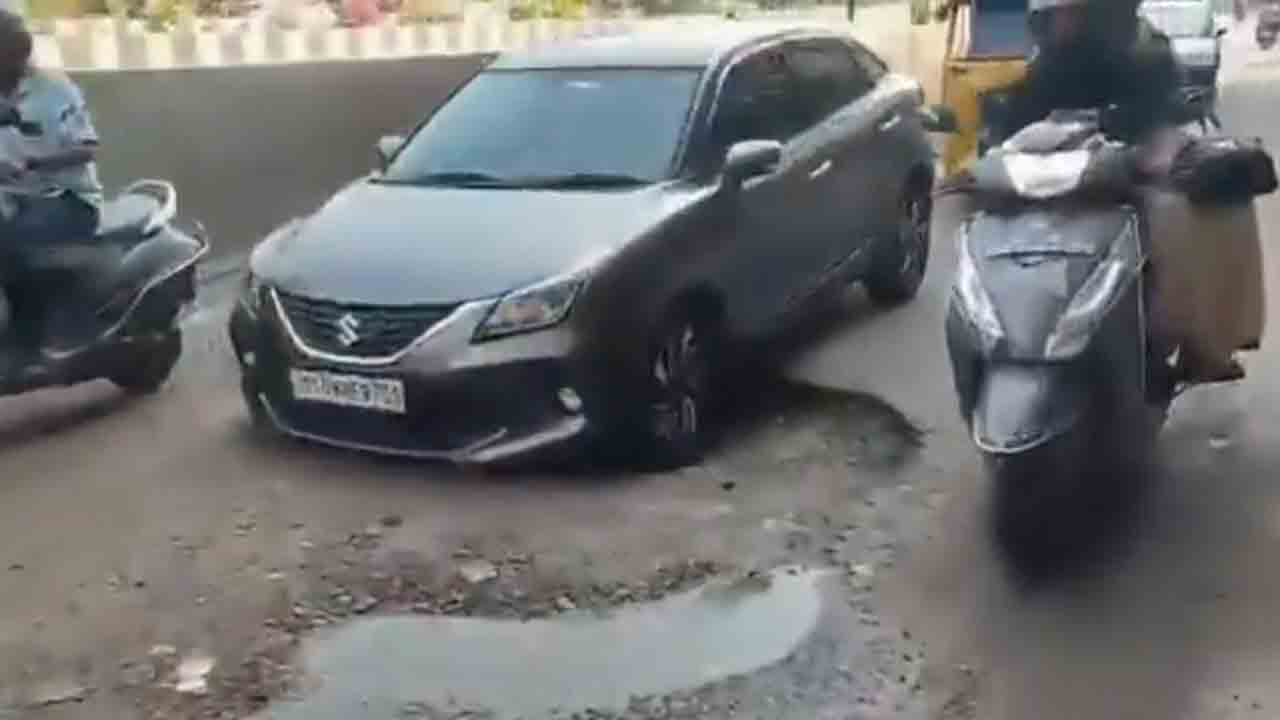 Hyderabad Roads | నడిరోడ్డుపై నడ్డివిరిగేలా.. హైదరాబాద్‌ రోడ్ల పరిస్థితి చూడండి.. వీడియో