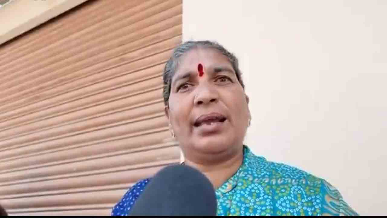 Ailapur Victims | ఇండ్లు కూలగొట్టనీకి గెలిపించినమా..? వాడిని ఎడమ కాలు చెప్పు తీసుకొని కొడ్తరు : హైడ్రా కూల్చివేత బాధిత మహిళ