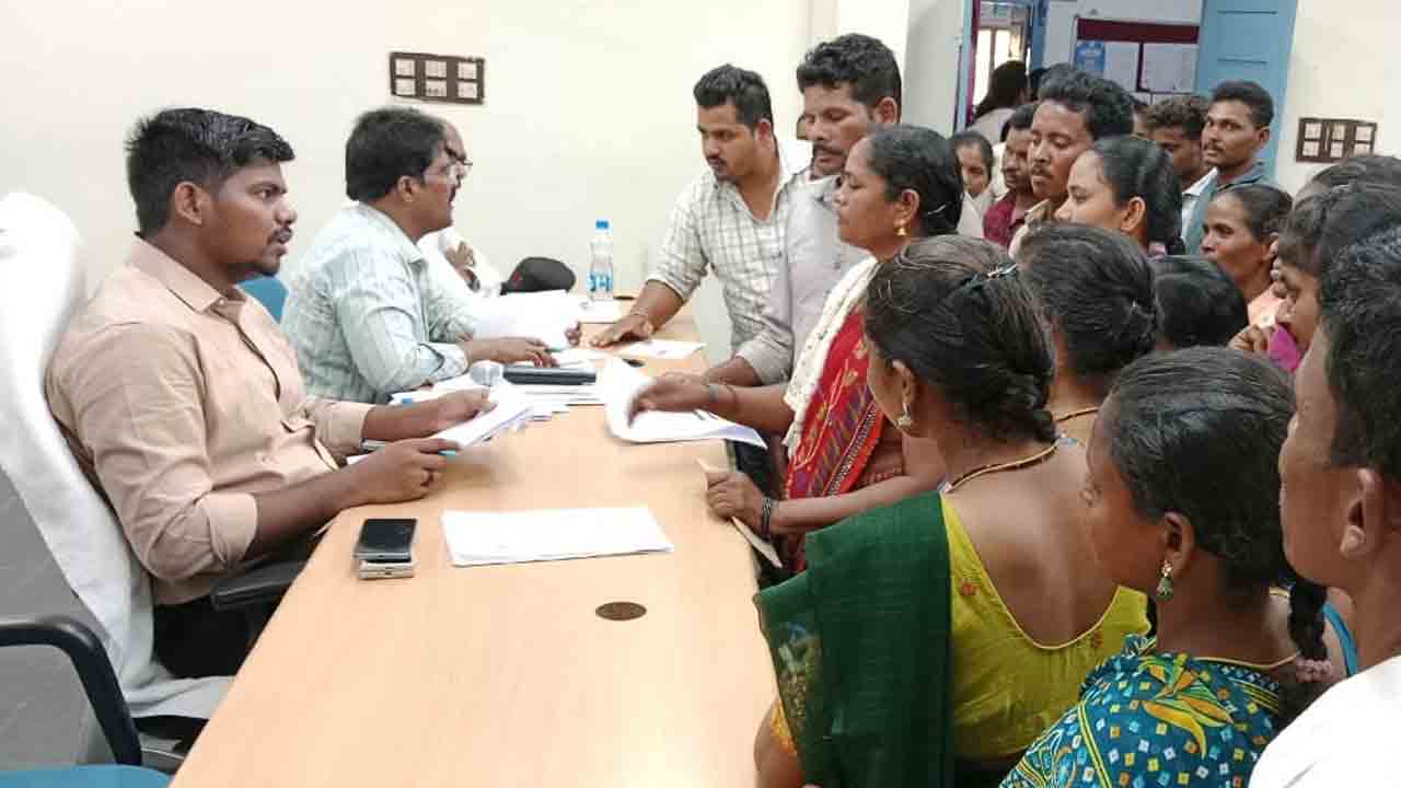 అర్హులైన గిరిజనులకు సంక్షేమ పథకాలు