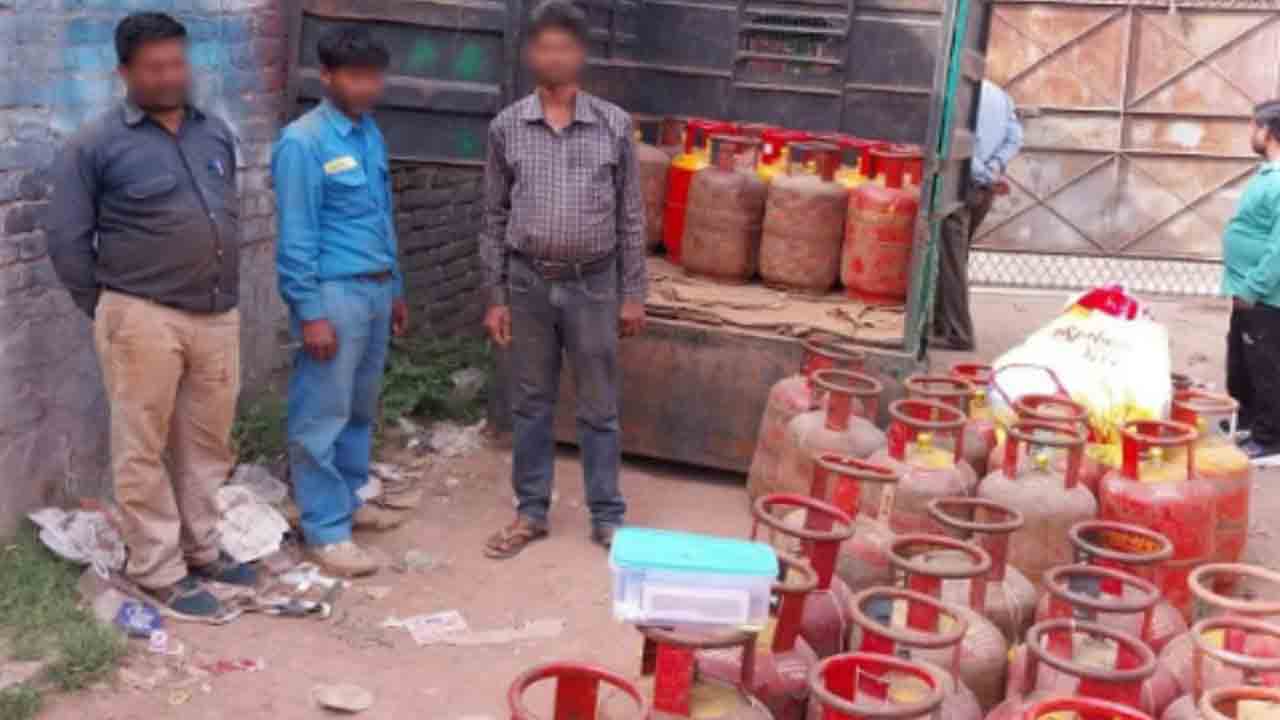 Illegal LPG Racket | అక్రమ ఎల్పీజీ గ్యాస్‌ దందా గుట్టురట్టు.. 45 గ్యాస్ సిలిండర్లు స్వాధీనం