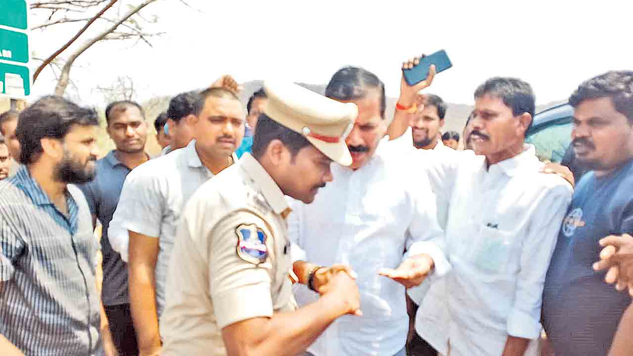 చట్టవిరుద్ధ భూసేకరణపై పోరాటం.. కొల్లాపూర్‌ మాజీ ఎమ్మెల్యే బీరం