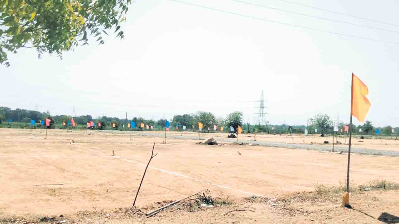 విచ్చలవిడిగా ఇల్లీగల్‌ లే అవుట్‌ ప్లాట్ల రిజిస్ట్రేషన్‌