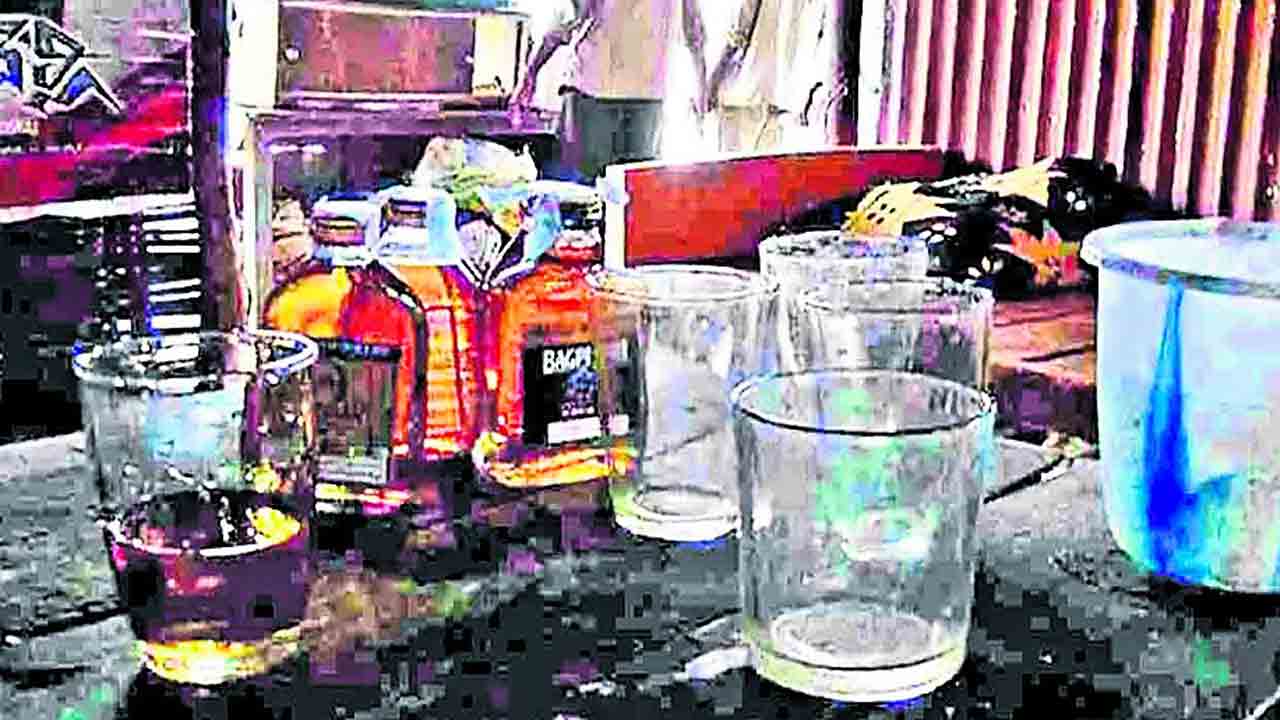 బెల్ట్ తీస్తలేరు !