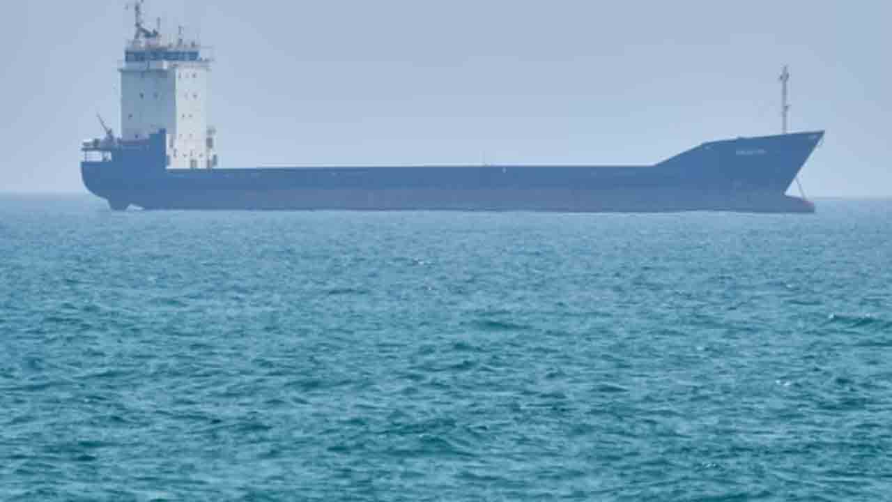 India-bound ship seized by IRGC | భారత్‌కు వచ్చే నౌకతో పాటు రెండింటిని ఐఆర్‌జీసీ స్వాధీనం.. ఇరాన్‌కు తరలింపు