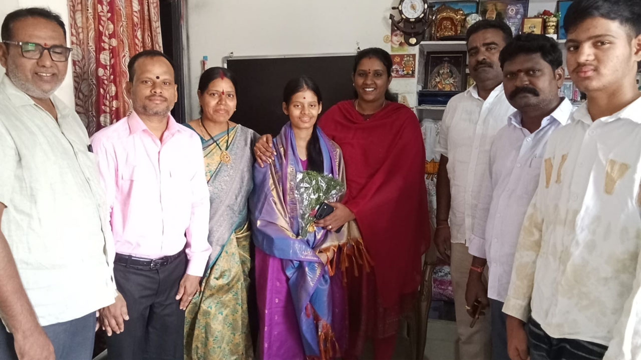 BRS Leaders | ఇంటర్‌లో ర్యాంక్‌ సాధించిన విద్యార్థినిని అభినందించిన బీఆర్‌ఎస్‌ నాయకులు