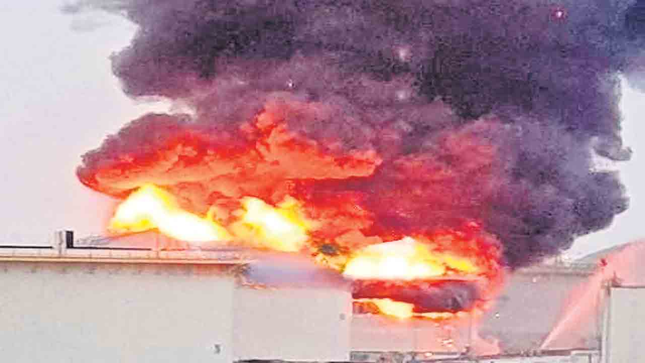 దద్దరిల్లిన గల్ఫ్‌.. ఇంధన సదుపాయాలే లక్ష్యంగా ఇరాన్‌ భీకర దాడులు