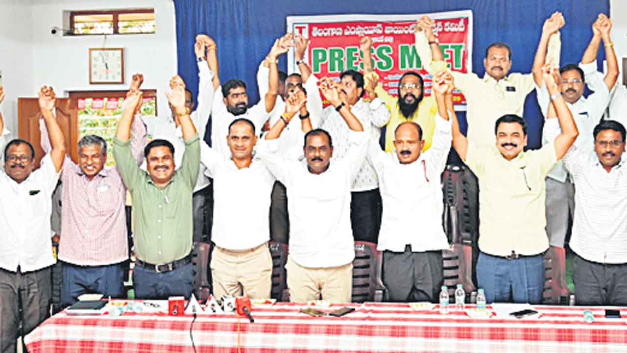 పెన్షనర్ల హామీలు నేరవేర్చాలి