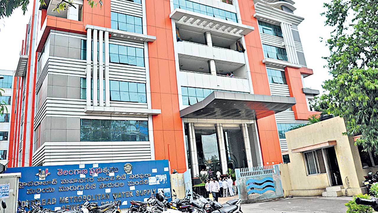 ఇష్టారీతిన బదిలీలు