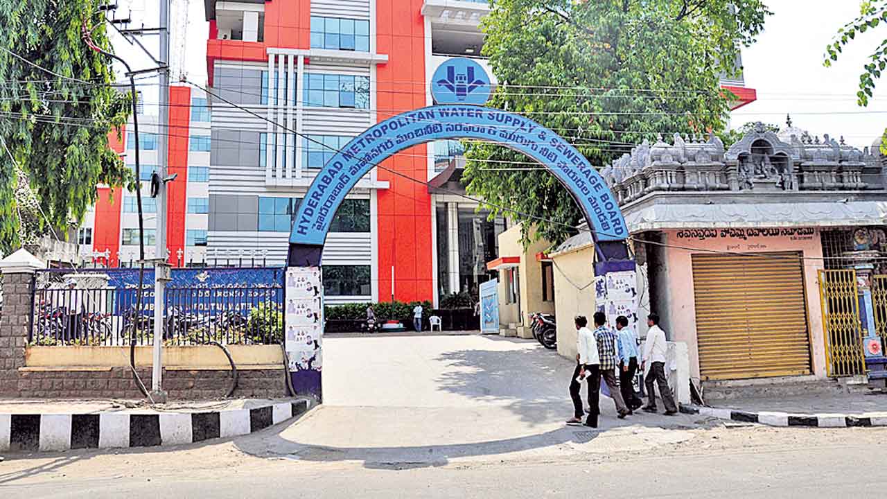 నిర్మాణాలకు తాగునీరు.. విలువైన మంచినీరు పక్కదారి