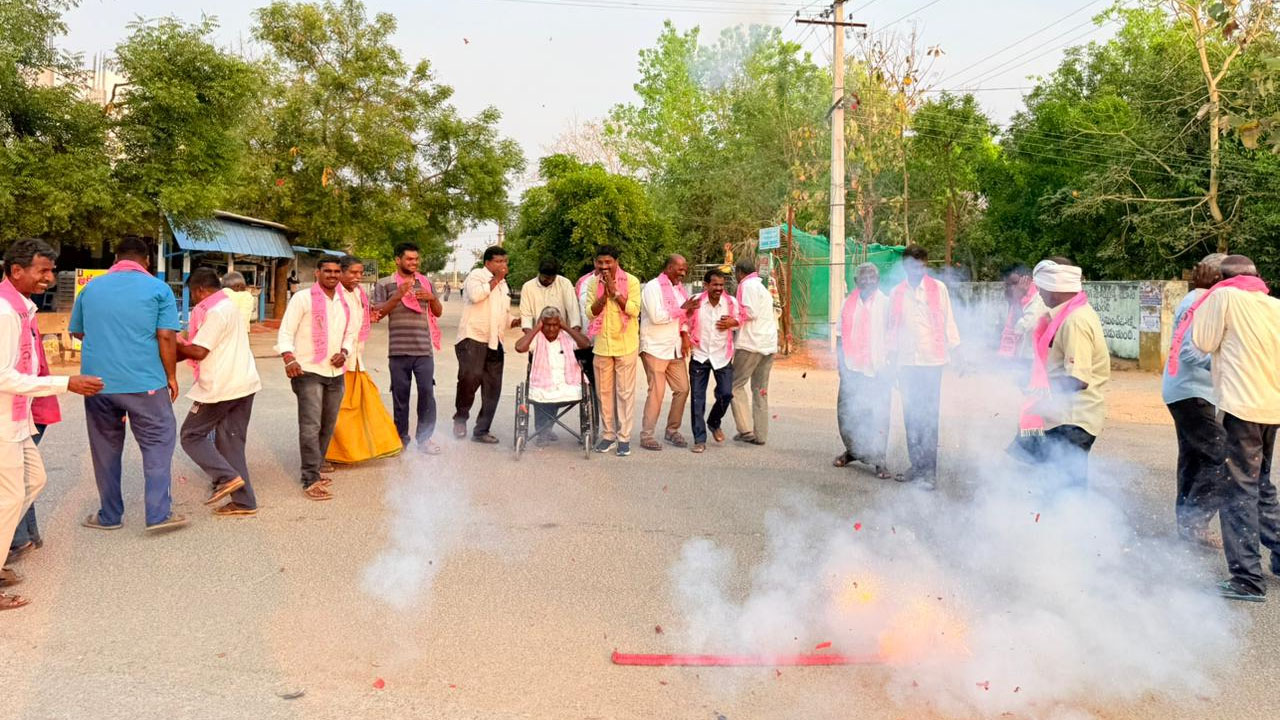 High Court | హైకోర్టు తీర్పును స్వాగతిస్తూ టపాసులు కాల్చిన బీఆర్‌ఎస్‌ శ్రేణులు