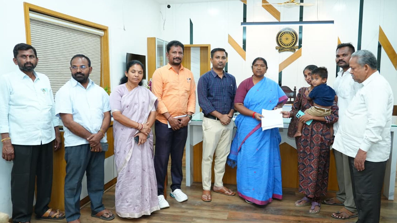 Job | మేడారం పూజారి రమేష్ భార్యకు దేవదాయ శాఖలో ఉద్యోగం