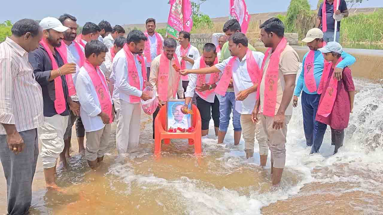 KCR | హైకోర్టు తీర్పుతో హర్షాతిరేకాలు.. ఓ వైపు పాలాభిషేకం.. మరోవైపు జలాభిషేకం