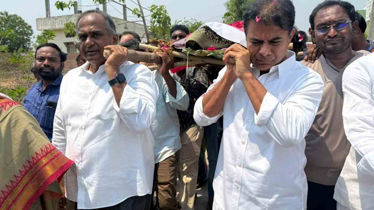 KTR | తెలంగాణ సత్తెమ్మకు నివాళులర్పించి.. పాడే మోసిన కేటీఆర్