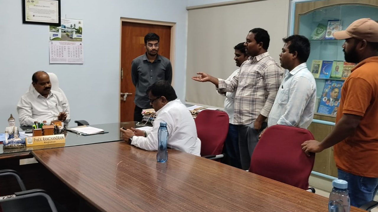 OSD Post | కేయూ ఓఎస్డీ పోస్టు నుంచి వెంకట్రామిరెడ్డిని తొలిగించాలని విద్యార్థుల ఆందోళన