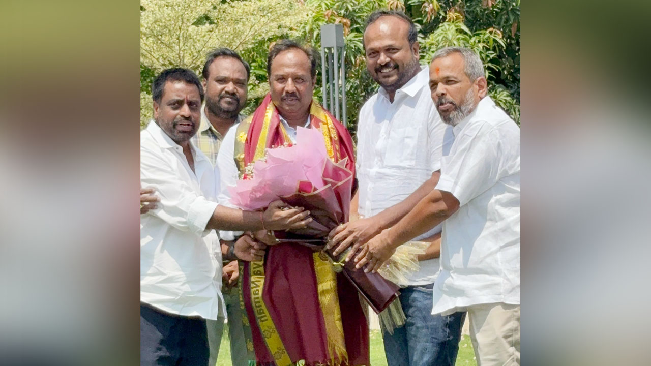 Modernize Crematorium | స్మశాన వాటికను అధునాతనంగా తీర్చిదిద్దేందుకు ముందుకు వచ్చిన వ్యాపారవేత్తకు సన్మానం