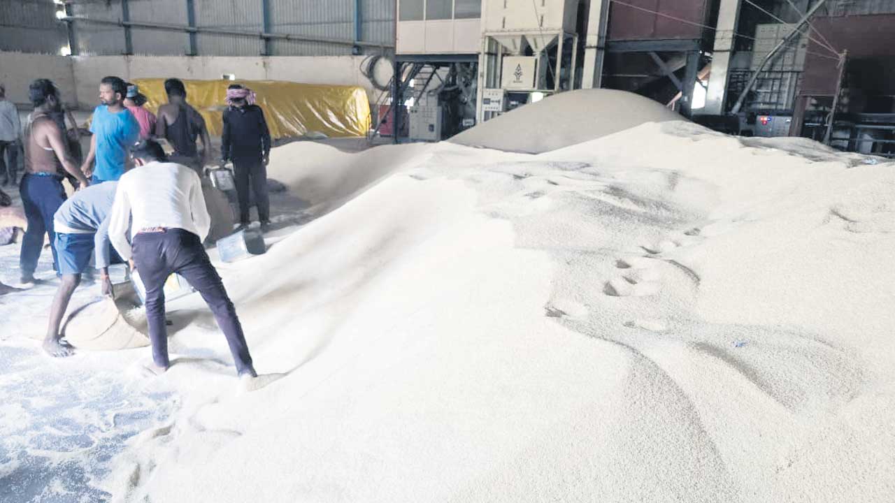 రైస్‌మిల్‌ కేంద్రంగా రేషన్‌ బియ్యం దందా!