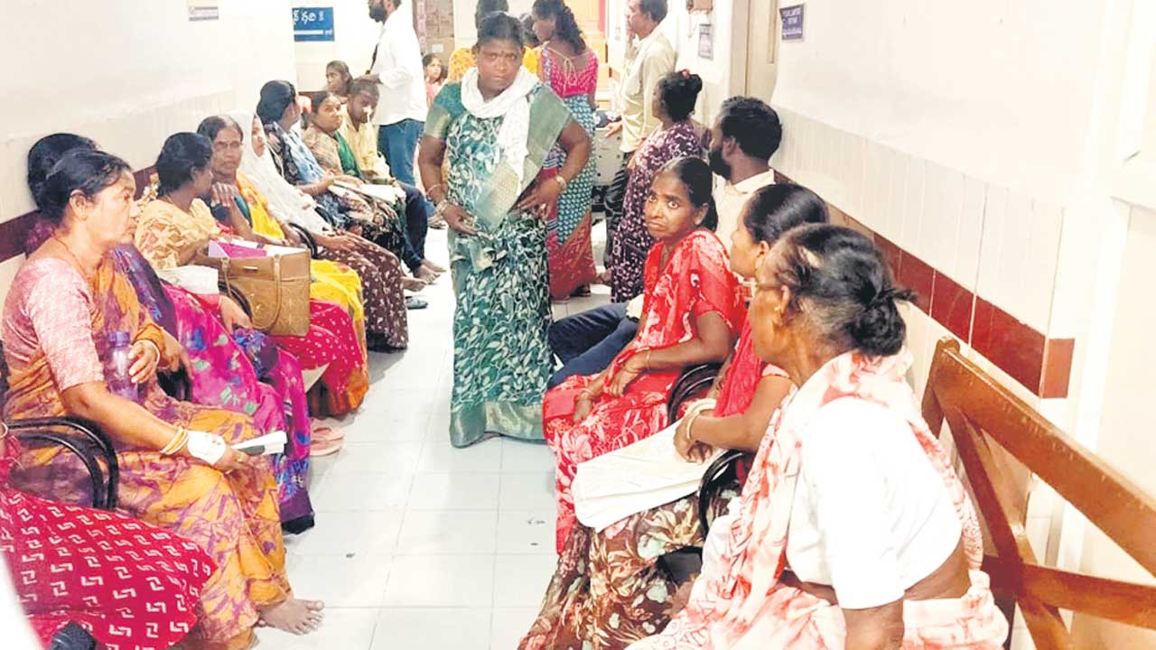 సిరిసిల్ల సర్కారు దవాఖానలో గర్భిణుల గోస