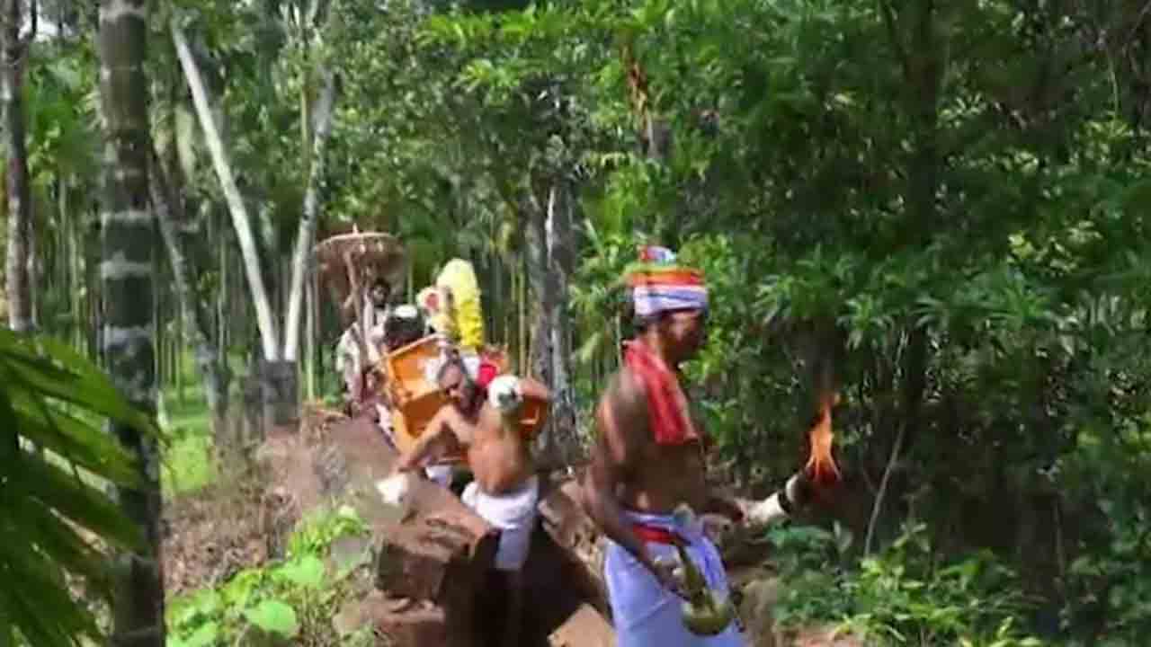 Watch: దేవుడి ఊరేగింపు సందర్భంగా కూలిన వంతెన.. తర్వాత ఏం జరిగిందంటే?