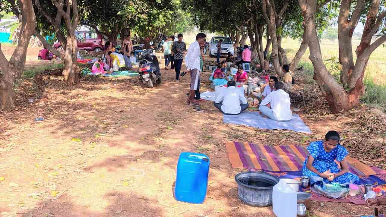 Kattangur | కీడు సోకిందని ఊరంతా ఖాళీ.. గ్రామస్థుల వనవాసం