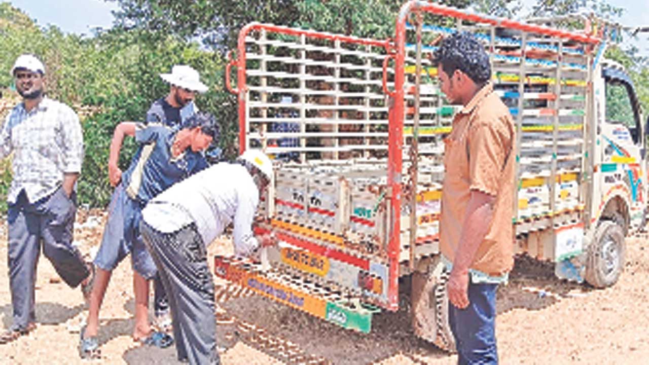 స్టిక్కరింగ్‌ దోపిడీ!