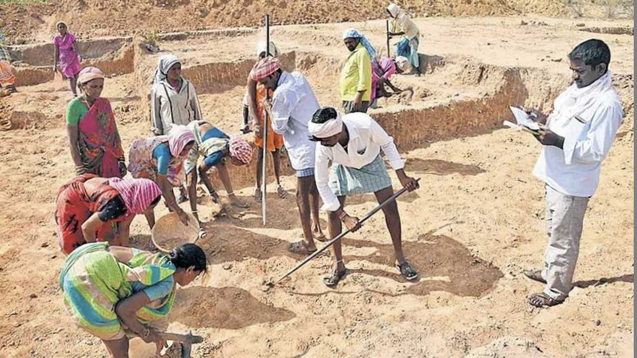 ఉపాధి కూలీల వేతలు