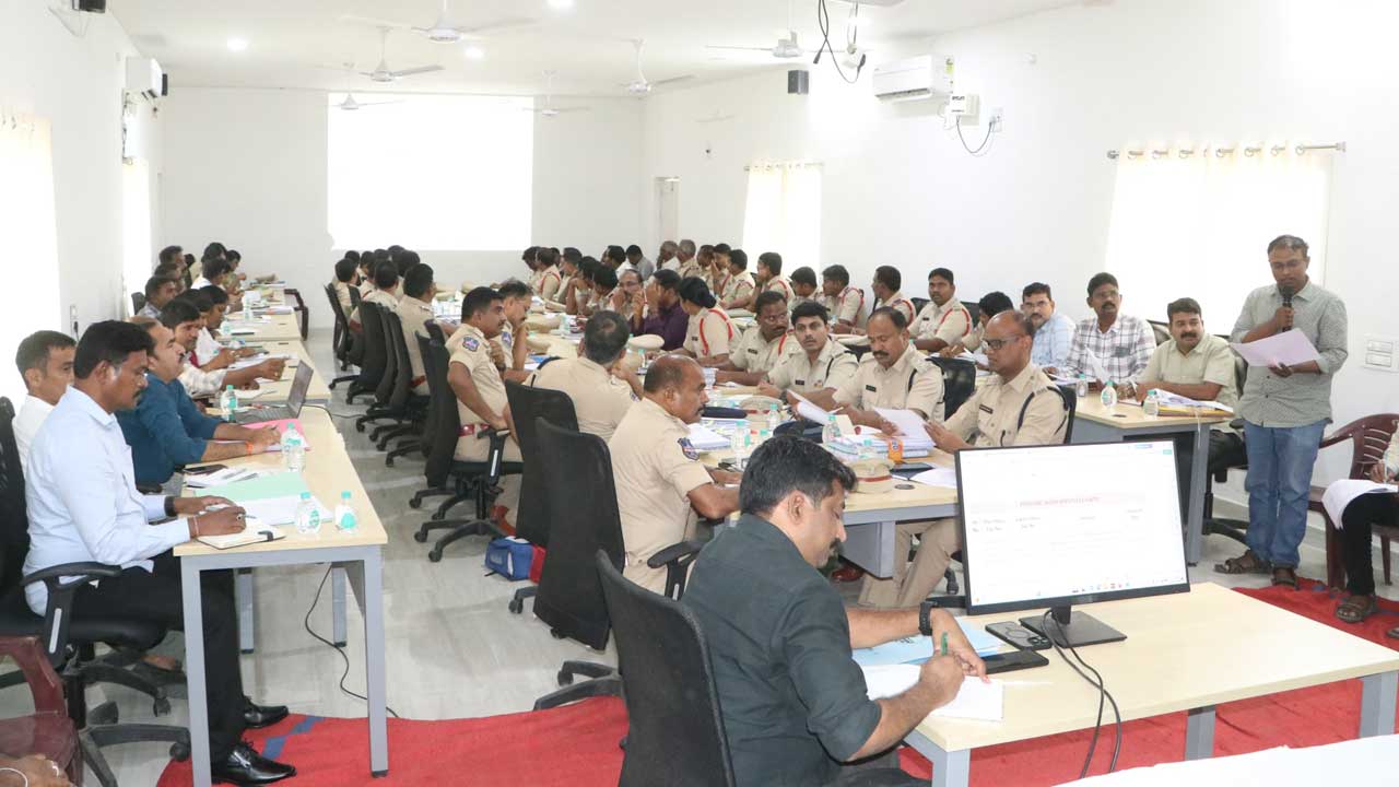 ప్రజలను ఇబ్బందులకు గురిచేసే వ్యక్తులపై ప్రత్యేక నిఘా పెట్టాలి