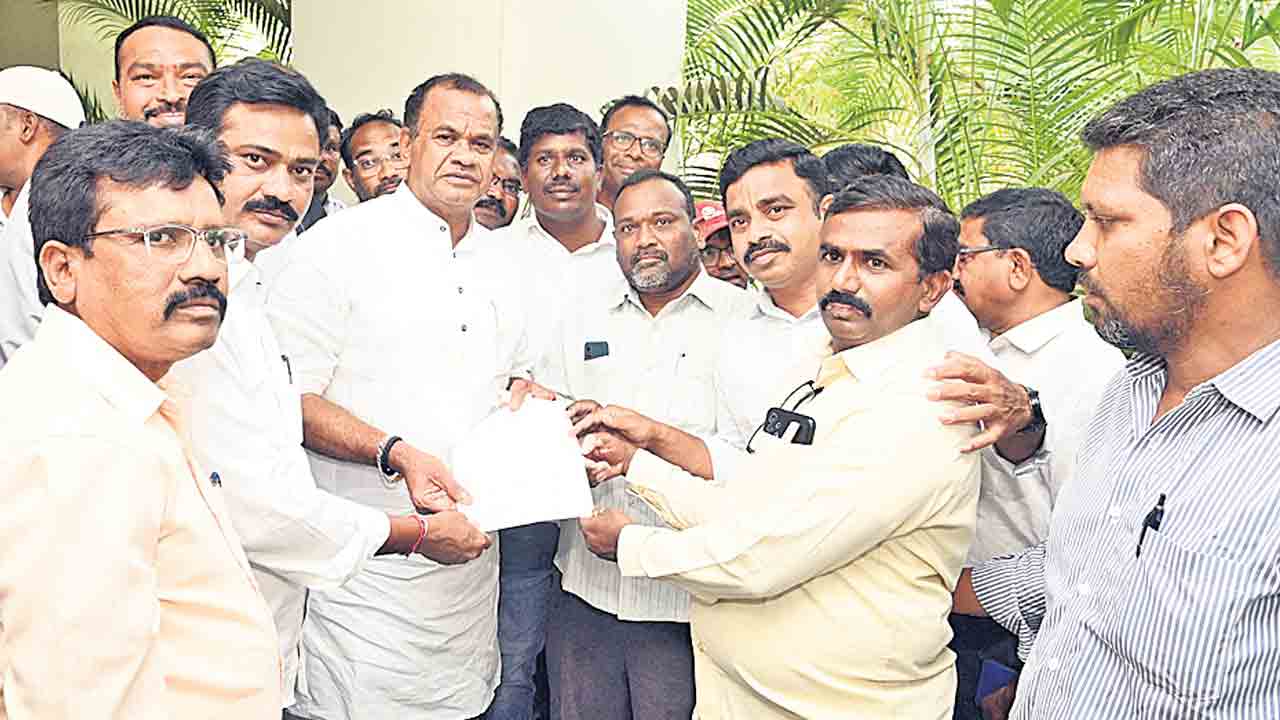 అక్రెడిటేషన్లపై సీఎంతో మాట్లాడి సమస్య పరిషరిస్తా.. మంత్రి కోమటిరెడ్డి