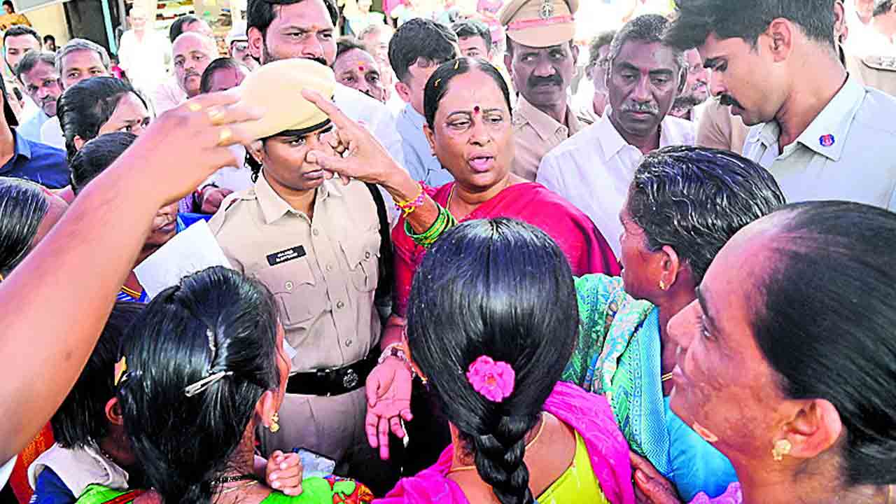 మంత్రి సురేఖకు నిరసన సెగ