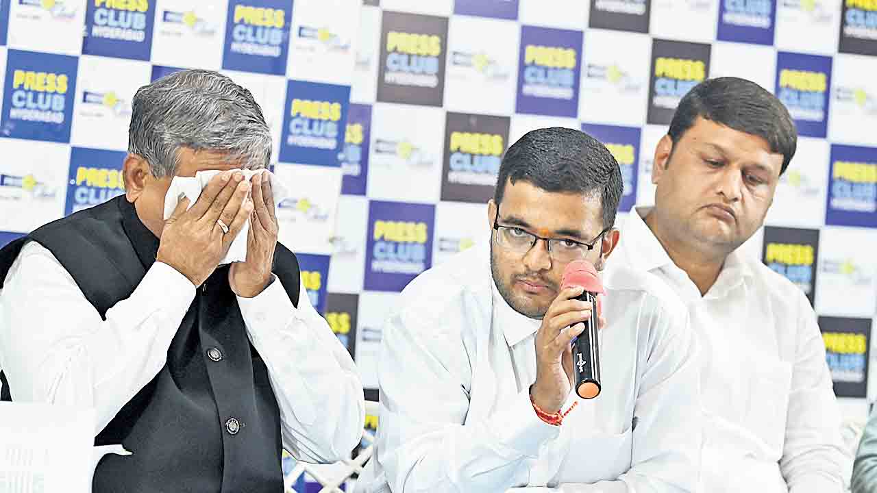 ఆ భూముల చుట్టూ అబద్ధాల కంచె.. కోర్టు తీర్పుల పేరిట న్యాయవాది మాయ మాటలు