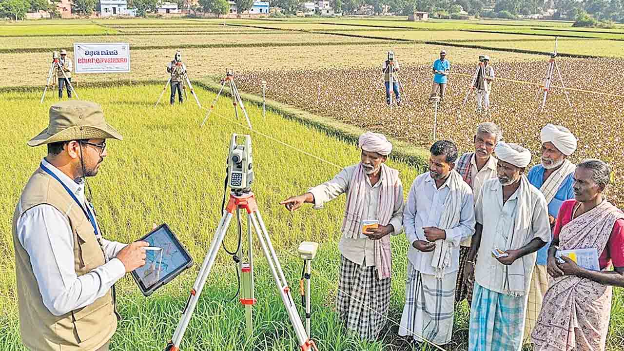 27 మండలాలు.. 12 మందే సర్వేయర్లు