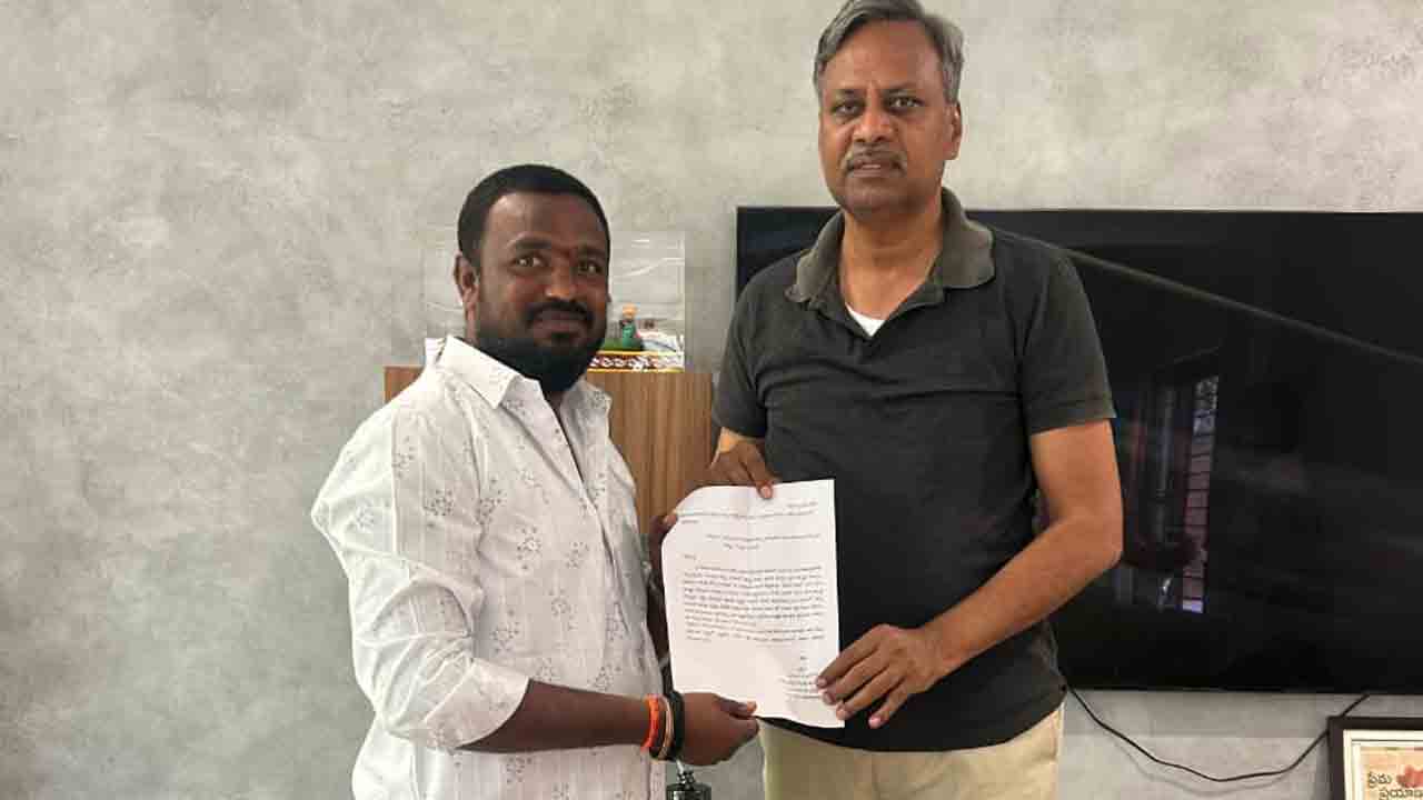 MLA Palla Rajeshwar Reddy | వాగులు దాటాలంటే రైతులకు ఇబ్బందులు.. సమస్య పరిష్కరించాలని ఎమ్మెల్యే పల్లాకు వినతి పత్రం