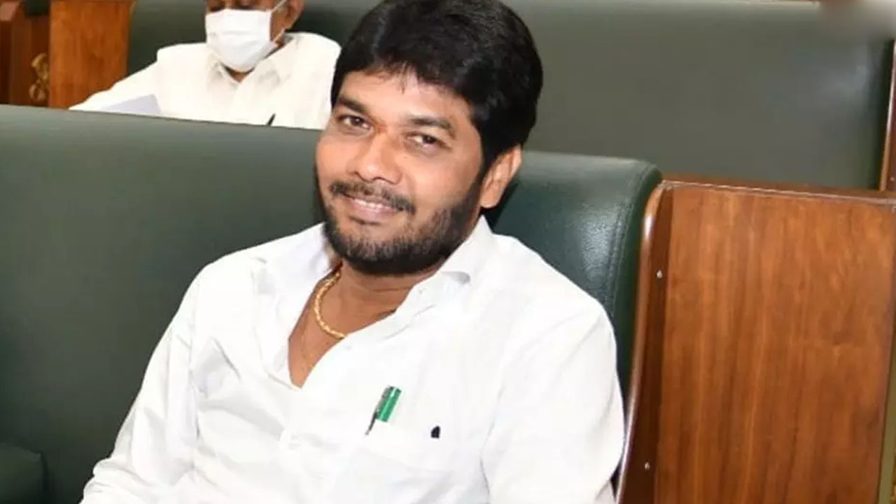 YCP MLC Arrest | డ్రైవర్‌ హత్యకేసులో సాక్షులను బెదిరించిన వైసీపీ ఎమ్మెల్సీ అనంతబాబు అరెస్టు