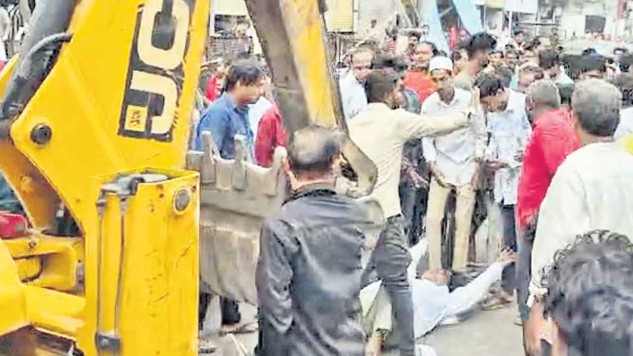 Congress govt | దండెత్తిన బుల్డోజర్‌..పేదల జీవనోపాధిని కూల్చిన కాంగ్రెస్‌ సర్కార్‌