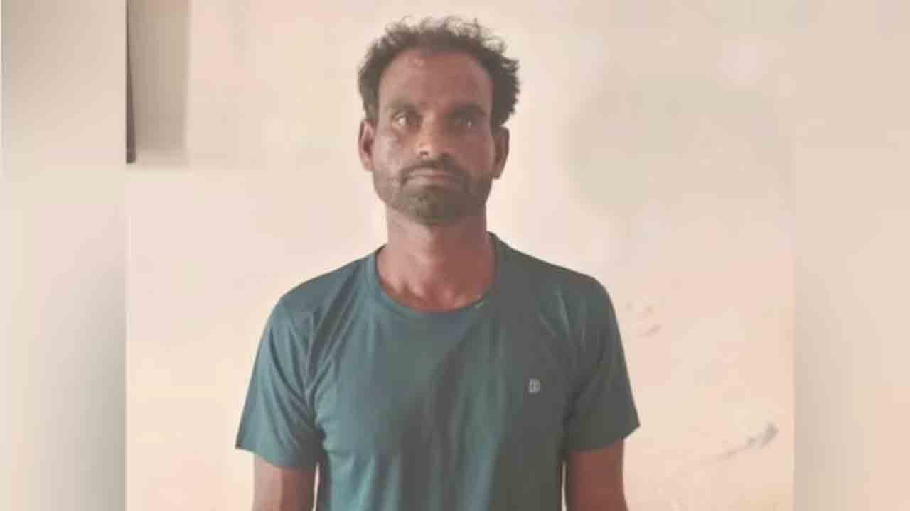 man kills wife, sleeps with body | భార్యను హత్య చేసి.. మృతదేహం పక్కనే రెండు రోజులు నిద్రించిన వ్యక్తి