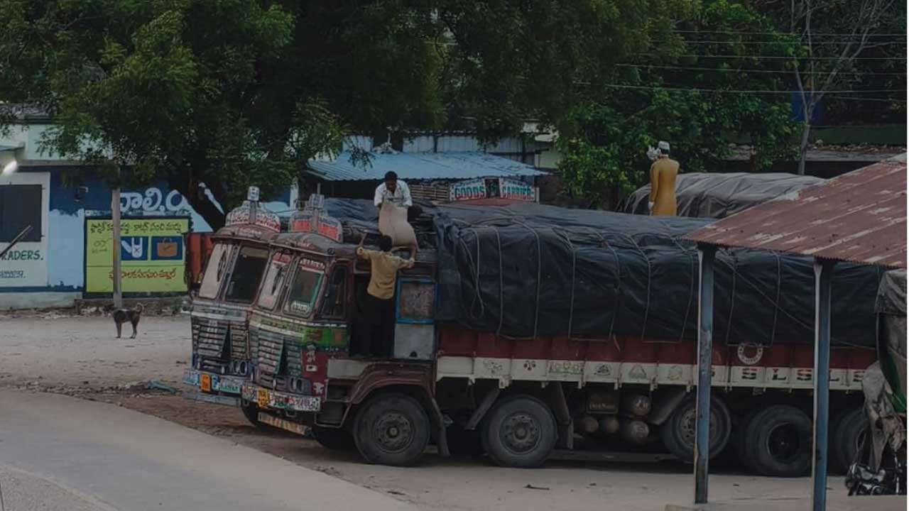 రేషన్‌ బియ్యానికి రెక్కలు