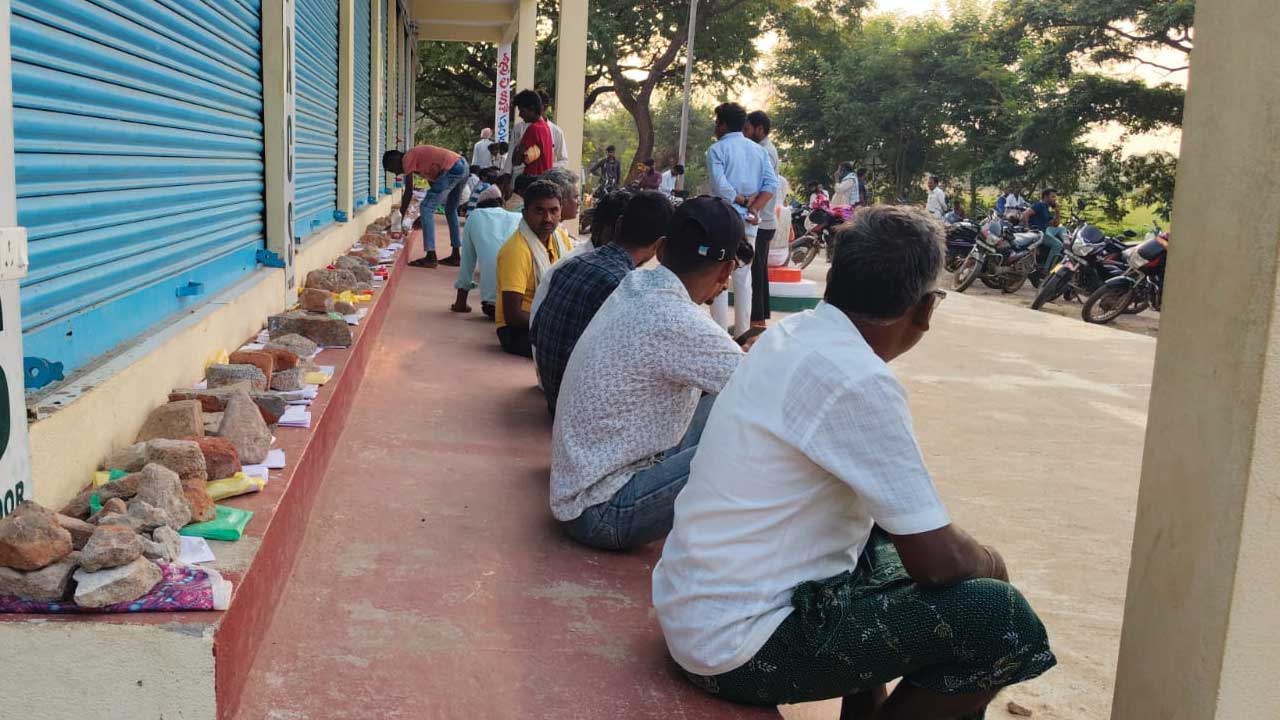 మక్క రైతుకు బస్తాగోస