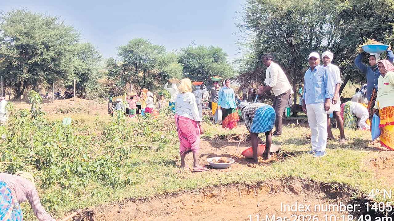 జీతాలు రాక వెతలు.. మూడు నెలలుగా అందని వేతనాలు