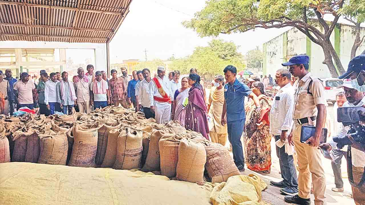 పదిరోజులైనా కొనుగోళ్లు లేవు.. మహబూబాబాద్‌ కలెక్టర్‌తో మొరపెట్టుకున్న మక్క రైతులు