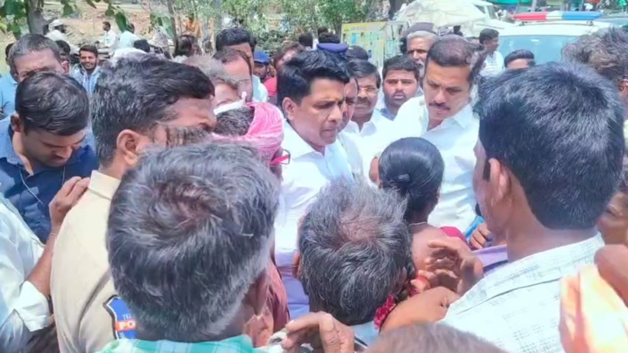 Congress MLAs | కాంగ్రెస్‌ ఎమ్మెల్యేలను నిలదీసిన మొక్కజొన్న రైతులు