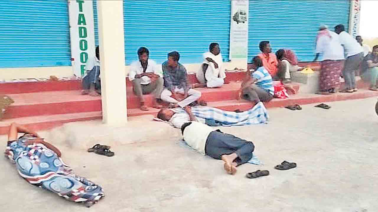 కొనుగోళ్లకు పడిగాపులు.. మక్క రైతుల తిప్పలు