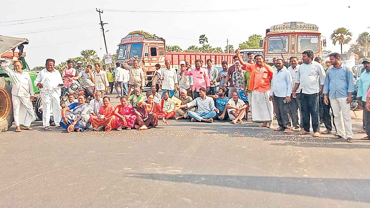 ఆంక్షలపై మండిపడిన మక్క రైతులు
