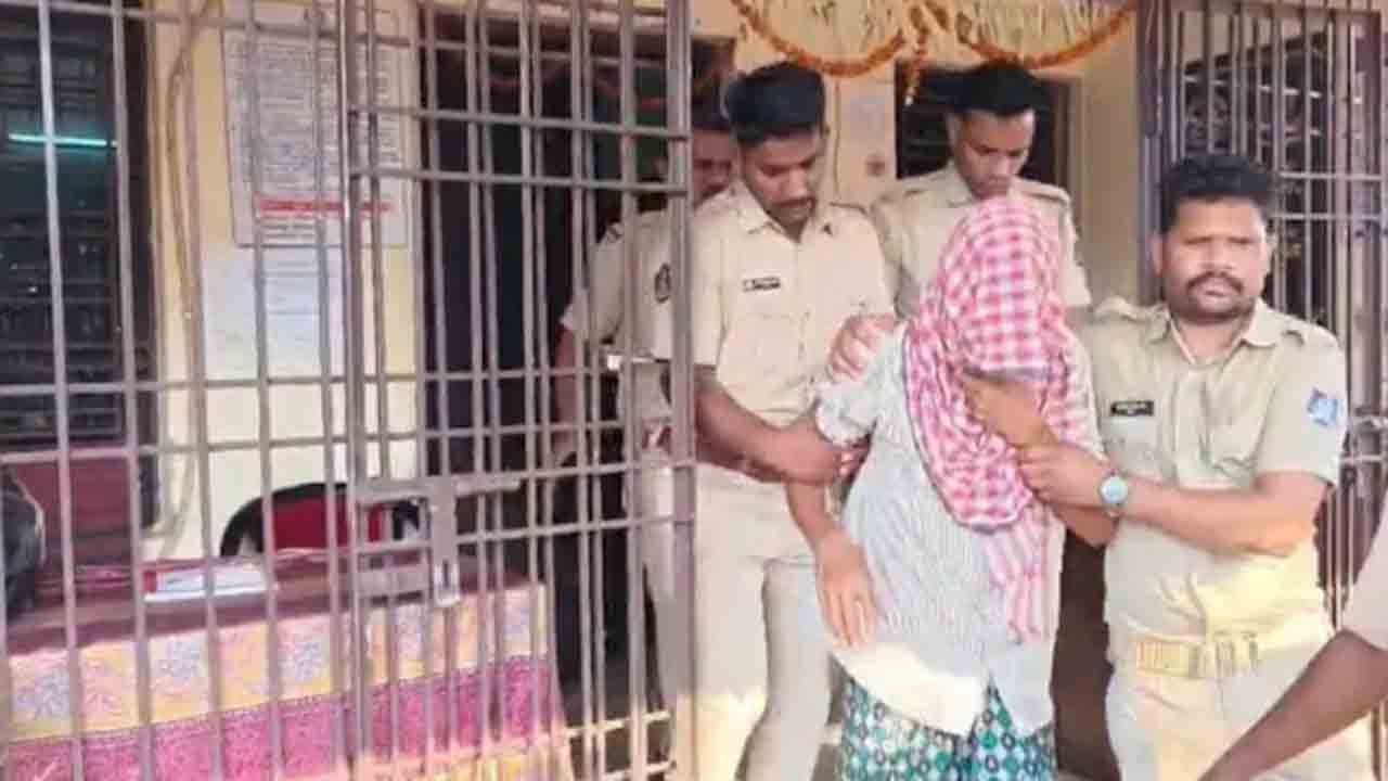 Old Man Rapes MBA Student | లేడీస్‌ హాస్టల్‌లోకి చొరబడిన వృద్ధుడు.. ఎంబీఏ విద్యార్థినిపై అత్యాచారం