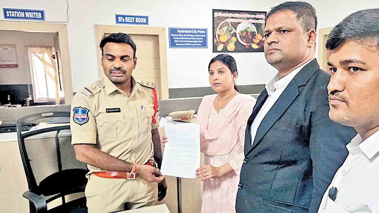 నాపై చేస్తున్న ఆరోపణలన్నీ అవాస్తవం!.. పోలీసులకు మంగ్లీ ఫిర్యాదు