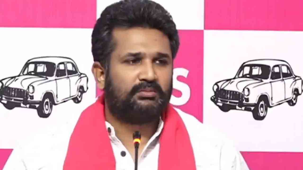 Manne krishank | సీతక్క ఎవరిని కాపాడేందుకు ప్రయత్నం చేస్తున్నరు..? అంగన్వాడీల మొబైల్ ఫోన్ల స్కాంపై మన్నె క్రిశాంక్‌