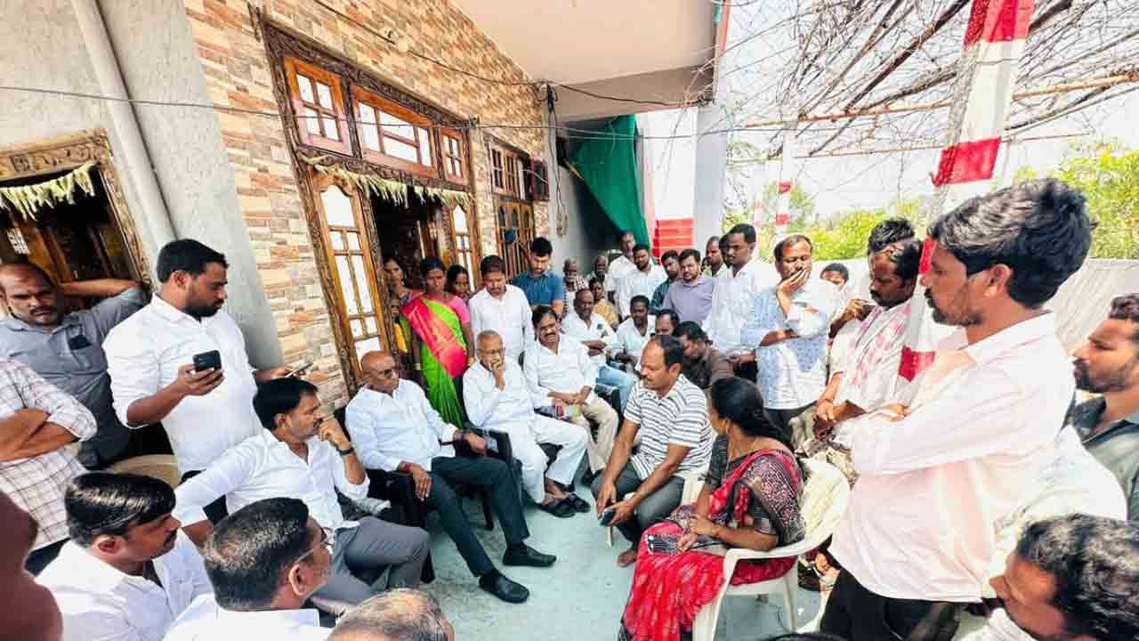 బీఆర్‌ఎస్‌ కార్యకర్తలపై కాంగ్రెస్‌ నేతల దాడులు పట్టించుకోరా?