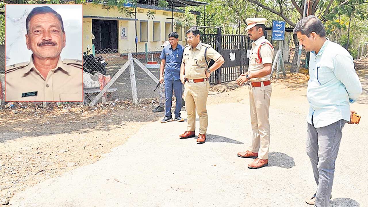 పోలీస్‌ వాహనం ఢీకొని ఏఎస్సై మృతి