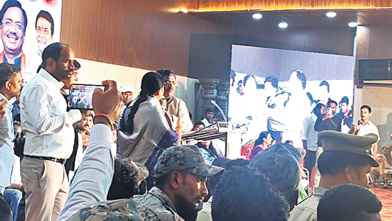 అప్పలపై కాంగ్రెస్‌ దుష్ప్రచరం